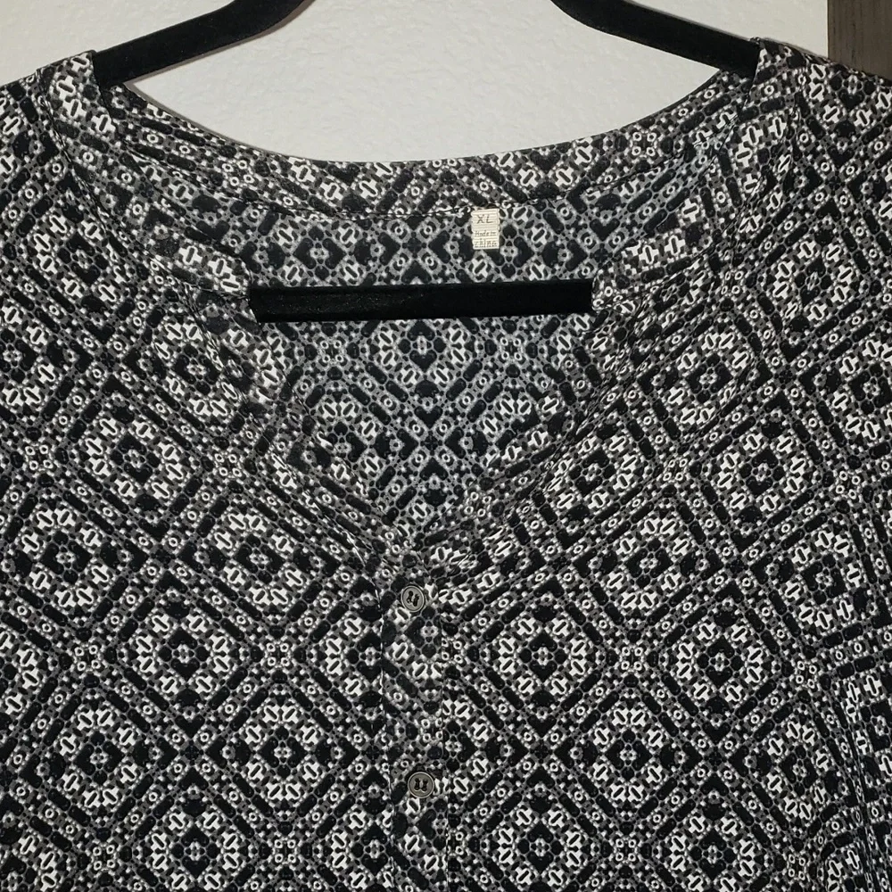 3/$12 Blouse Tunic V Neck Button Down Black Grey White XL-runs small - Picture 2 of 13